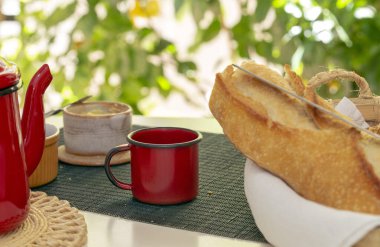 Bahçe manzaralı kahvaltı masası. Brezilya