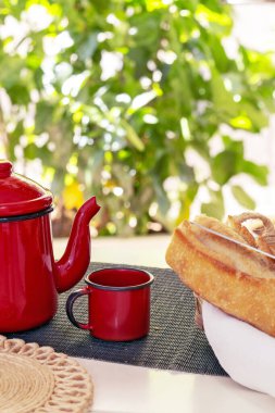 Bahçe manzaralı kahvaltı masası. Brezilya