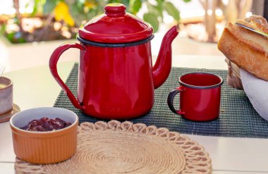 Bahçe manzaralı kahvaltı masası. Brezilya