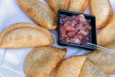 Bar yemeği: bir porsiyon pastel, yanında da salata sosu. Rio de Janeiro, Brezilya