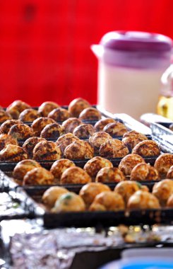 Takoyaki tipik tabaklar üzerinde, sokak yemekleri standında hazırlanıyor. Özgürlük bölgesi, Sao Paulo şehri.
