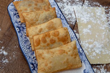 Brezilya yemeği: Pastel porsiyonu, ya da İngilizce hamur işi, maviyle süslenmiş, kırsal ahşap masa üzerinde. Sao Paulo şehri, Brezilya