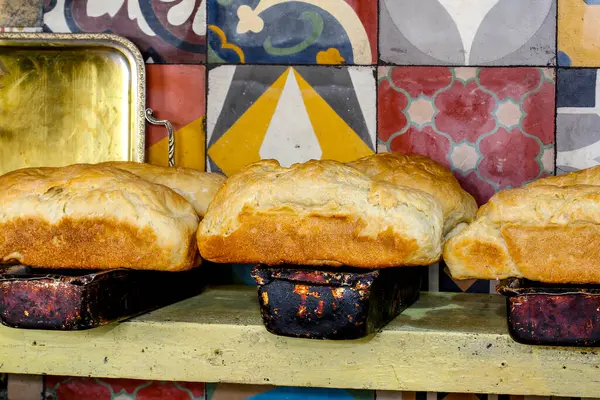 パンの形に新鮮な手作りパン 有機パン屋で提供する準備ができて ブラジル — ストック写真