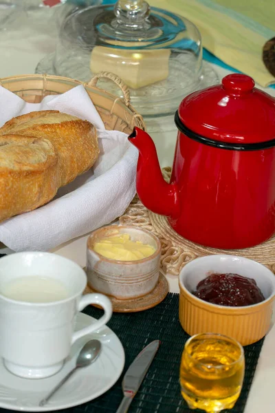 Sütlü kahve ve çeşitli yiyeceklerle kahvaltı masası. Brezilya