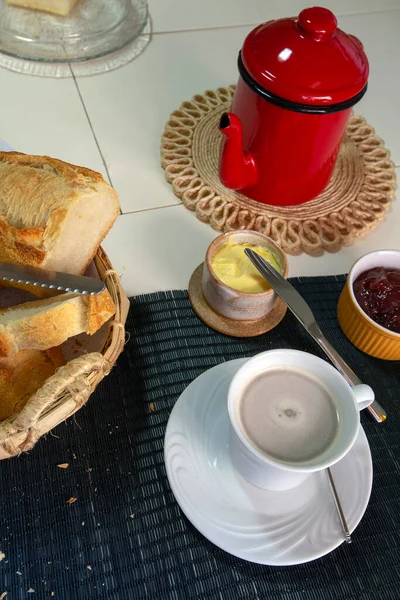 Sütlü kahve ve çeşitli yiyeceklerle kahvaltı masası. Brezilya