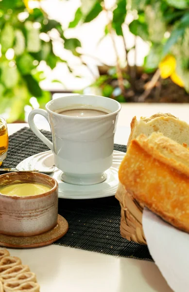 Bahçe manzaralı kahvaltı masası. Brezilya