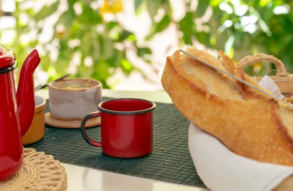 Bahçe manzaralı kahvaltı masası. Brezilya