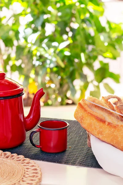 Bahçe manzaralı kahvaltı masası. Brezilya