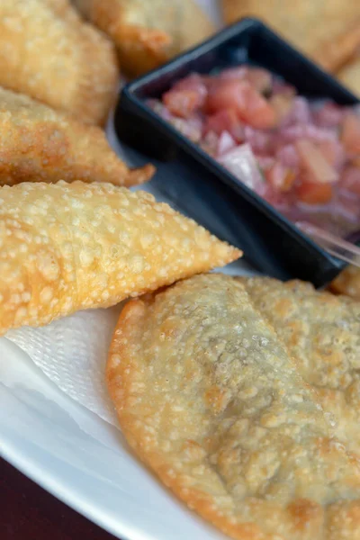 Bar yemeği: porsiyon pastel, bir kap vinaigrette soslu Rio de Janeiro, Brezilya