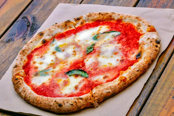 Pizza Margherita Auf Rustikalem Holztisch Geschaffen Neapel Ist Heute Eine — Stockfoto