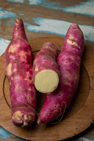 Batatas Doces Cruas Placa Madeira Mesa Madeira Rústica Com Tinta — Fotografia de Stock