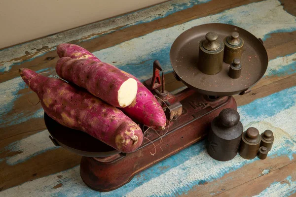 Batatas Doces Chapa Velha Mesa Madeira Rústica Texto Português Carga — Fotografia de Stock