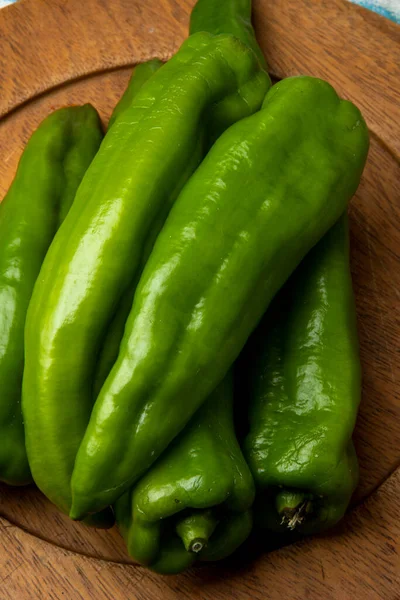 Portion Poivrons Verts Sur Plat Bois Sur Une Table Rustique — Photo