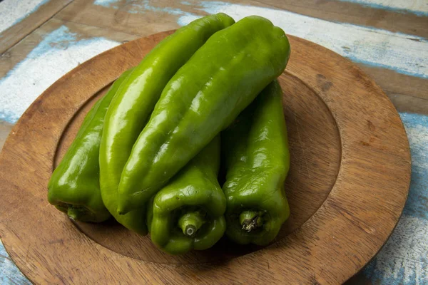 Portion Green Peppers Wooden Dish Rustic Wooden Table — Stock Photo, Image