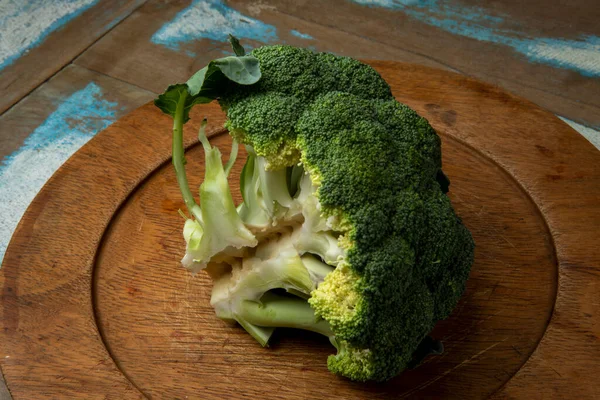 Bagian Dari Brokoli Pada Piring Kayu Meja Kayu Pedesaan — Stok Foto
