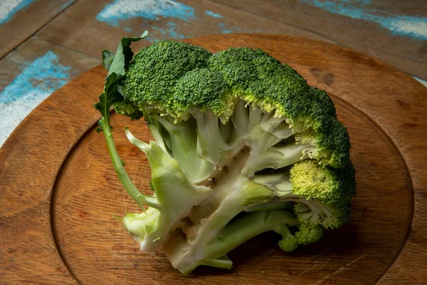 Bagian Dari Brokoli Pada Piring Kayu Meja Kayu Pedesaan — Stok Foto