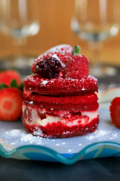 Gâteau Aux Fraises Rempli Crème Sur Une Assiette Colorée Décorée — Photo