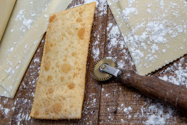 Pastel Frito Pastelería Inglés Masa Pastel Crudo Sobre Mesa Madera —  Fotos de Stock