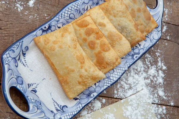 Comida Brasileira Porção Pastel Pastelaria Inglês Prato Decorado Azul Mesa — Fotografia de Stock