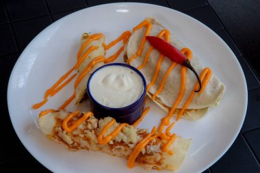 Taco ve quesadillas tabağı, tipik Meksika gıda yakın çekim