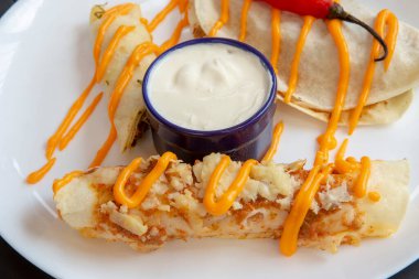 Taco ve quesadillas tabağı, tipik Meksika gıda yakın çekim