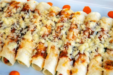 Self servis restauran havuç krema ile doldurulmuş gözleme tabağı Closeup