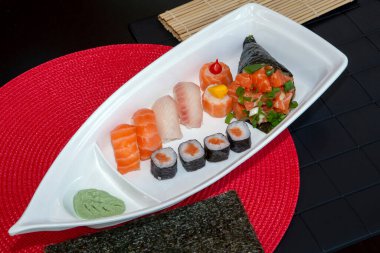 Brezilya lı şekilde yapılan çeşitli Japon yemekleri ile tekne şeklinde çanak. Sao Paulo city, Brezilya