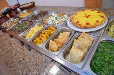 Self servis restoran tabakaları gıda çeşitli türleri. Sao Paulo Eyaleti, Brezilya.