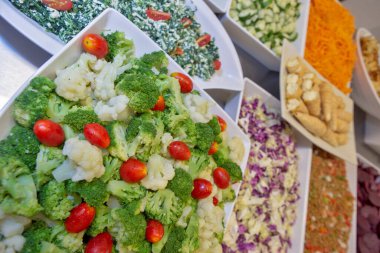 Self servis restoran tabakaları gıda çeşitli türleri. Sao Paulo Eyaleti, Brezilya.