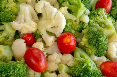 Self Servis restoranda brokoli ve domates salatası tabağı closeup. Sao Paulo Eyaleti, Brezilya.