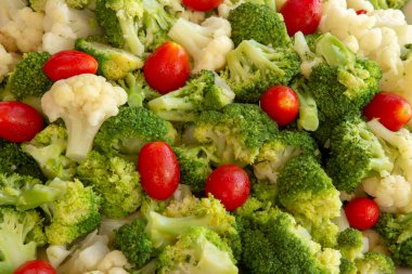 Self Servis restoranda brokoli ve domates salatası tabağı closeup. Sao Paulo Eyaleti, Brezilya.