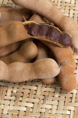 Hasır elek üzerinde egzotik demirhindi porsiyonu