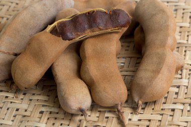 Hasır elek üzerinde egzotik demirhindi porsiyonu