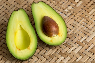 Hasır siyedeki dilimlenmiş avokadolarla hayat