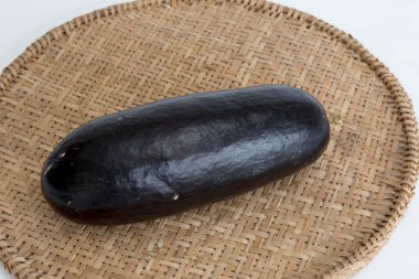 Egzotik meyve Jambolan, Syzygium cumini, hasır elek üzerinde