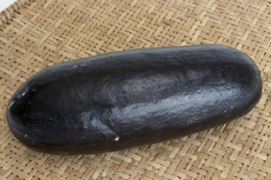 Egzotik meyve Jambolan, Syzygium cumini, hasır elek üzerinde