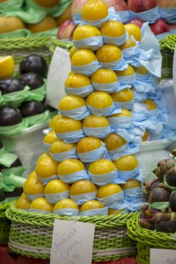 Brezilya 'nın Sao Paulo şehrinin belediye pazarındaki pazar yerinde erik taşı yığını.