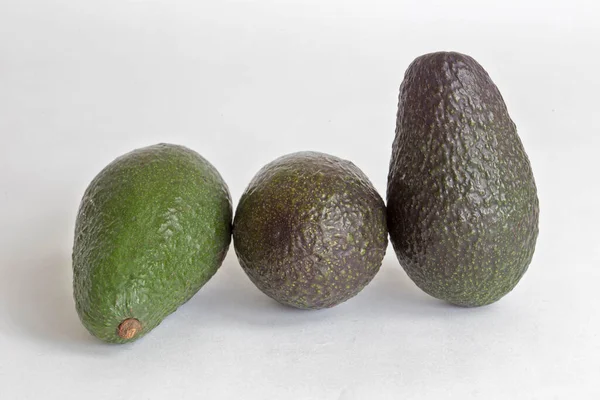 Aguacates Enteros Sobre Fondo Blanco Para Cortar —  Fotos de Stock