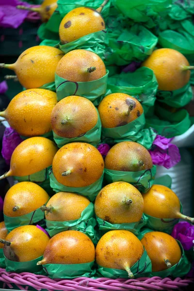 Gros Plan Pile Fruits Passion Sucrée Sur Stand Marché Marché — Photo