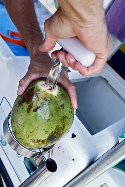 Sprzedawca Otwiera Kokosa Żeby Wydobyć Wodę Sao Paulo Brazylia — Zdjęcie stockowe