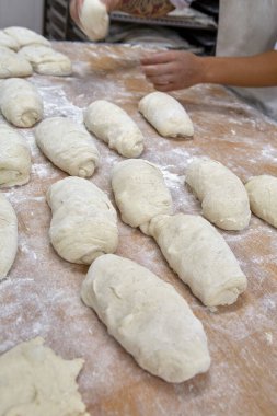 Fırında pişirmek için ekmek hamuru hazırlıyor. Sao Paulo Eyaleti, Brezilya