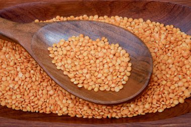 Pembe mercimek ahşap tabakta kırsal ahşap masanın üzerinde