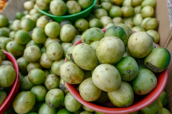 北東部の典型的なブラジルの果実であるウンブ スポンディアス ツバサ またはブラジルの梅 ブラジル サンパウロ市の市市場 — ストック写真