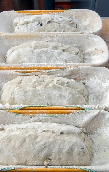 面包店柜台 带有待烤的生鲜特殊面包 — 图库照片