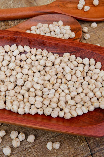 Chickpea Portion Rött Trä Fat Rustika Träbord — Stockfoto