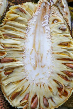 Dilimlenmiş jackfruit, çilek detayları ile, açık hava pazarında Stall. Sao Paulo City, Brezilya