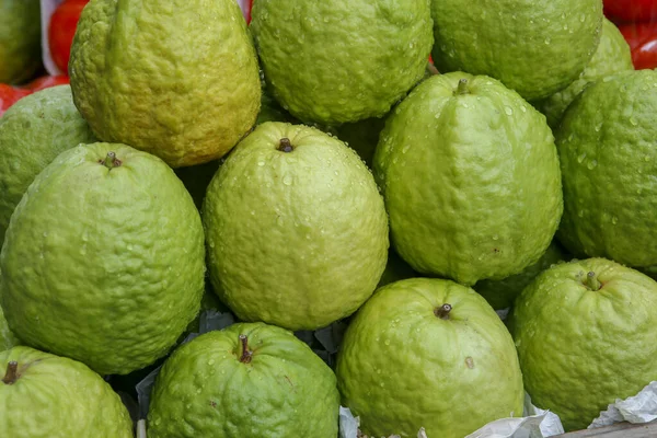 Primer Plano Pila Guayaba Con Gotitas Agua Mercado Aire Libre — Foto de Stock