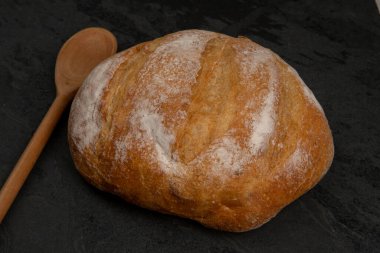 Tüm ev yapımı ekmek siyah taş masada.