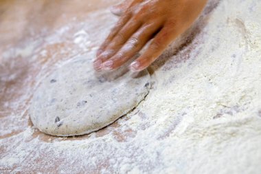 Baker, pişirmek için un kalıbı döküyor. Sao Paulo şehri, Brezilya