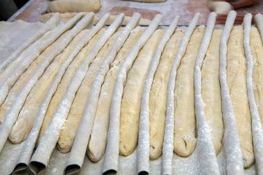 Fırında fermantasyonda ham baget, fırına girmek için bekliyor